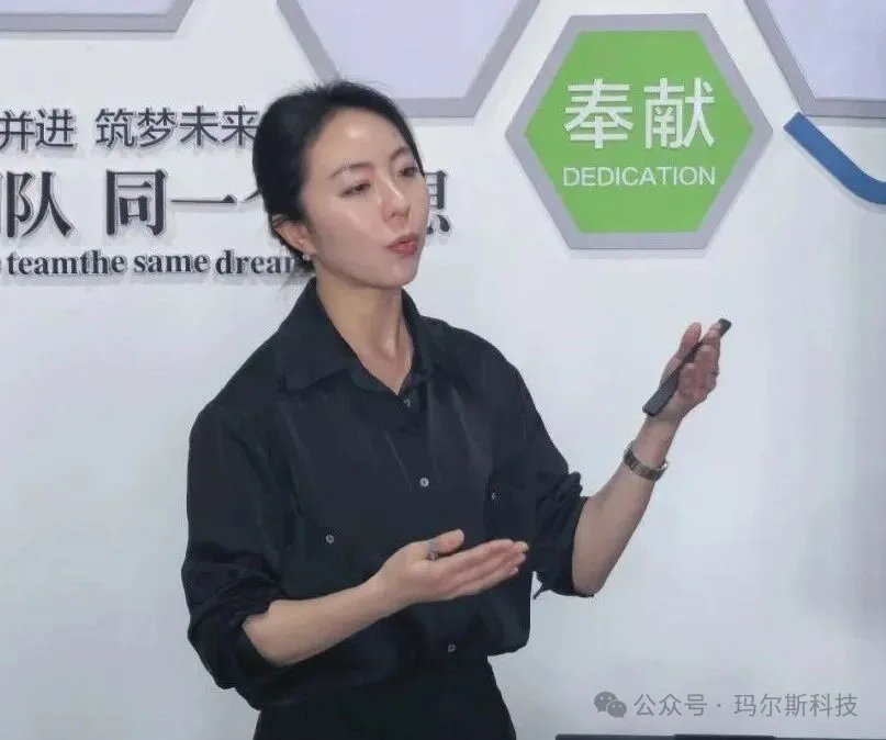 玛尔斯商务礼仪培训讲师在授课